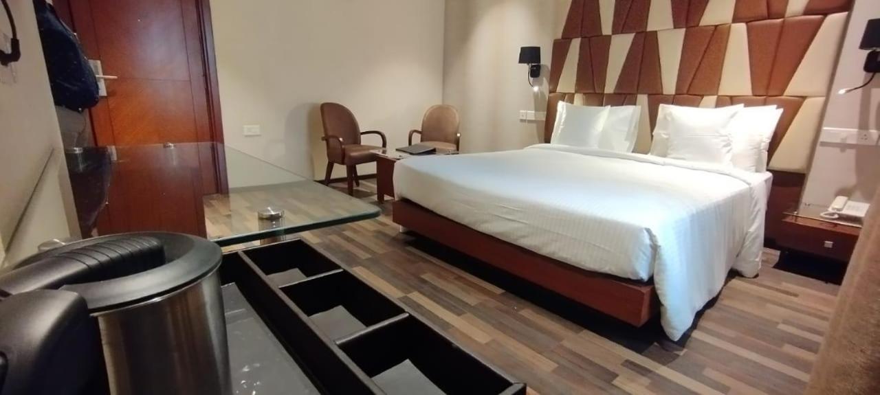 Adiva Residency Beacon, Grant Road, Mumbai Hotell Exteriör bild